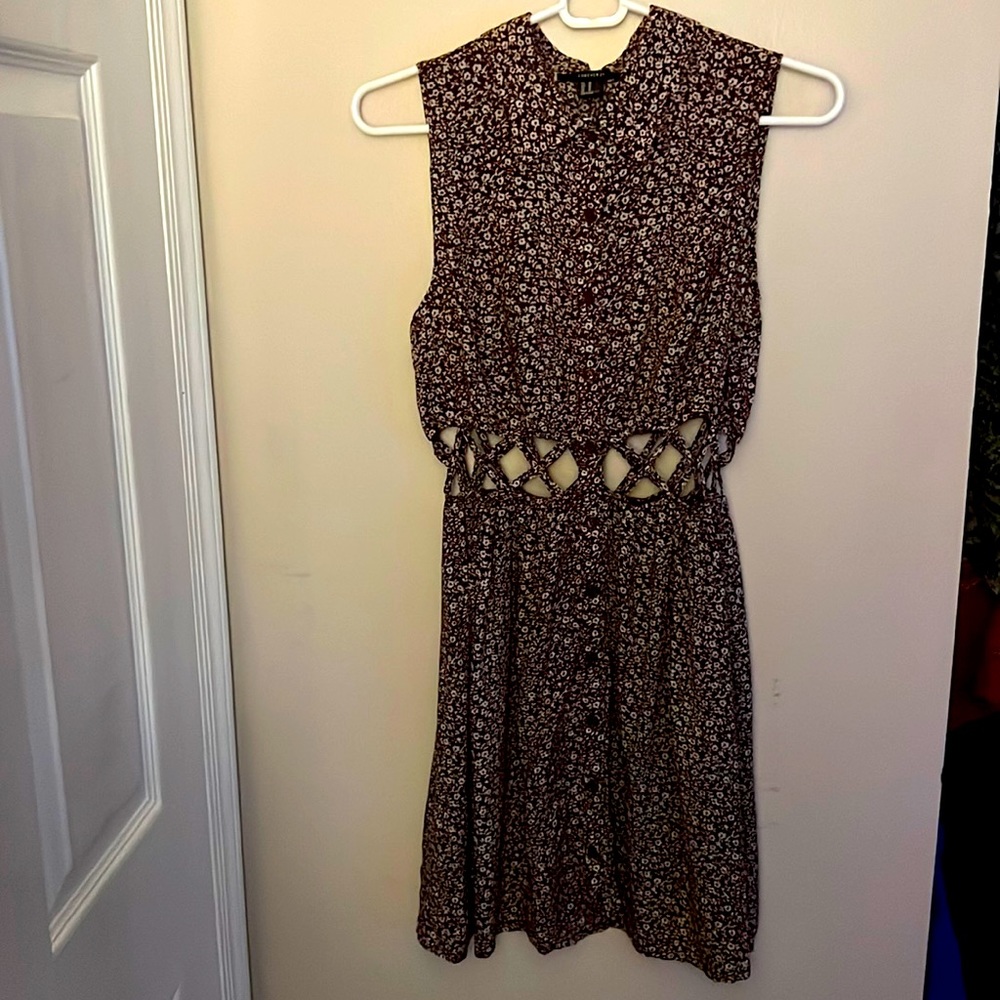 🌞 Forever 21- Crisscross Cut-out Dress. Collared, floral pattern Size: M NWOT